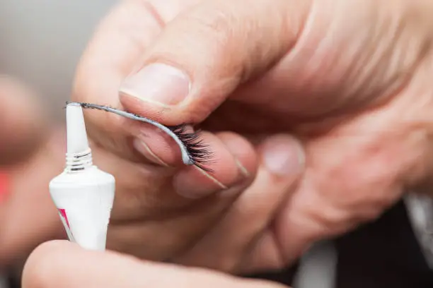 apply lash glue